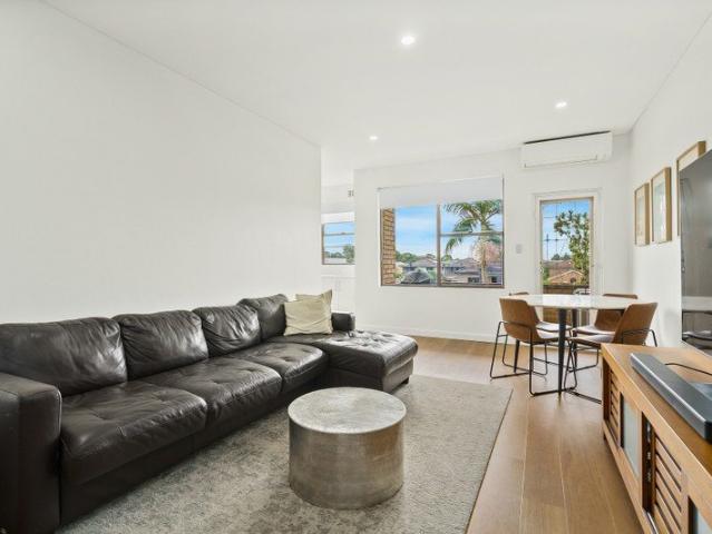 SUNLIT NORTH WEST CORNER APARTMENT IN PREMIER BEACHSIDE SETTING