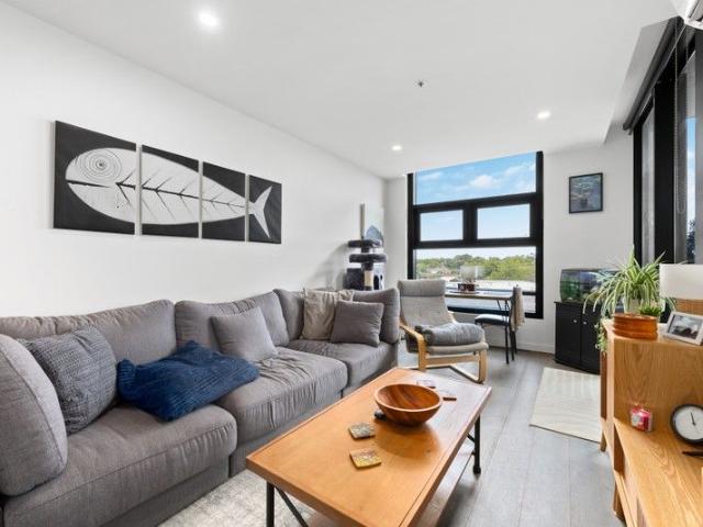 Sunlit Sophistication in the Heart of Ivanhoe Gardens