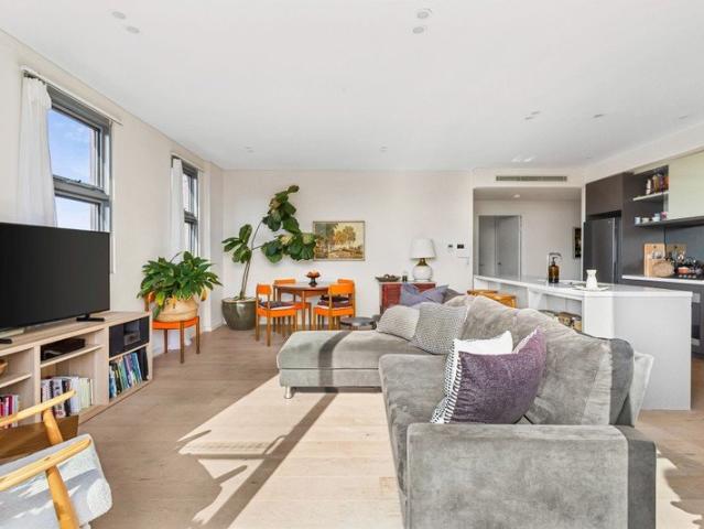 Sunlit Sanctuary with Leafy District Views