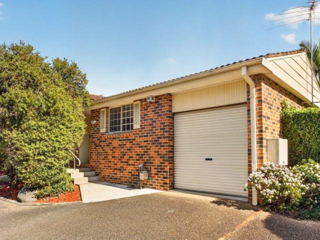 Sunlit Single Level Villa With North Facing Yard