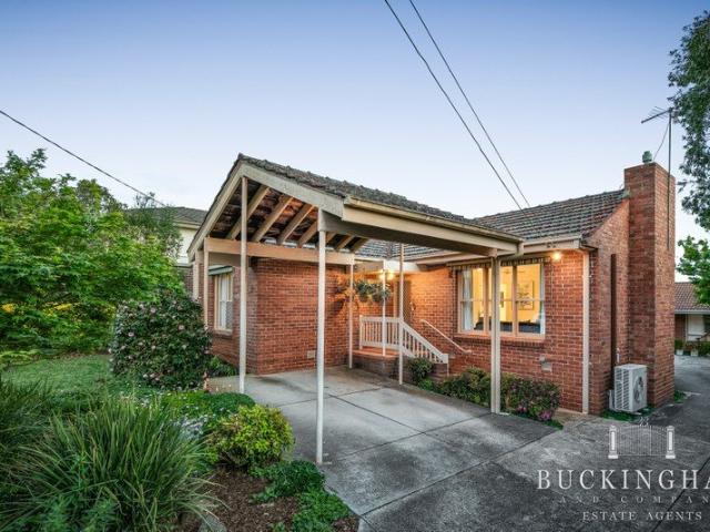 Sunlit, Spacious Living A Short Walk From the Village and the Yarra!