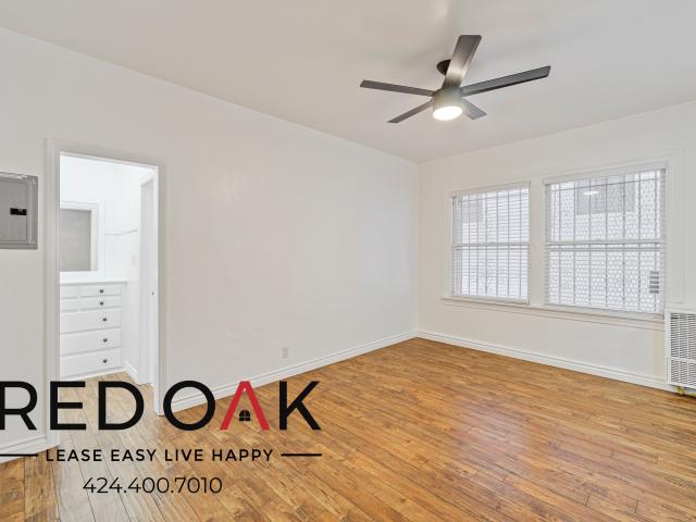 ~1 Month FREE~ Sunlit Studio with Stunning Eat In Kitchen and On Site Laundry ~ In East Hollywood! *Move In Special