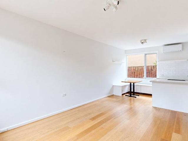 Sunlit Style, Undercover Parking & Walkable Hawthorn Living