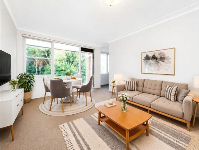 Sunlit Top Floor Apartment with Lock Up Garage
