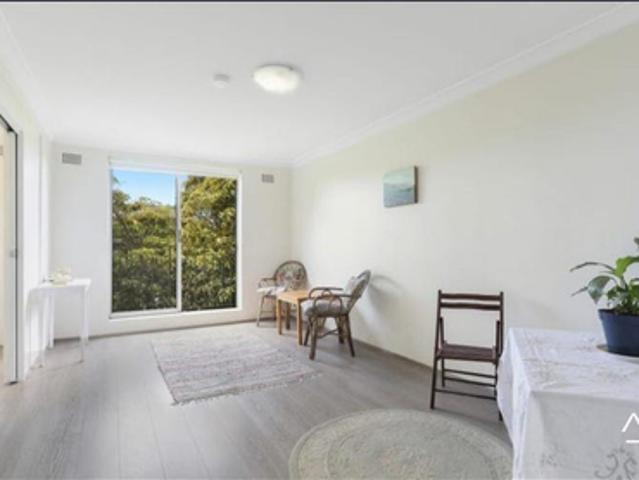 Sunlit Top Floor Apartment in the Heart of Newtown