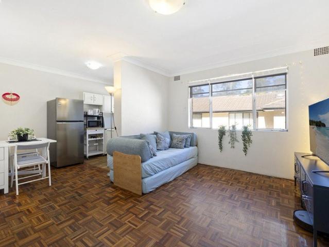 Sunlit Top Floor Apartment in Boutique Block of Eight