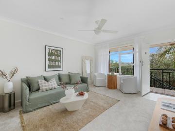 Sunlit top floor apartment in peaceful Freshwater pocket 750m to village