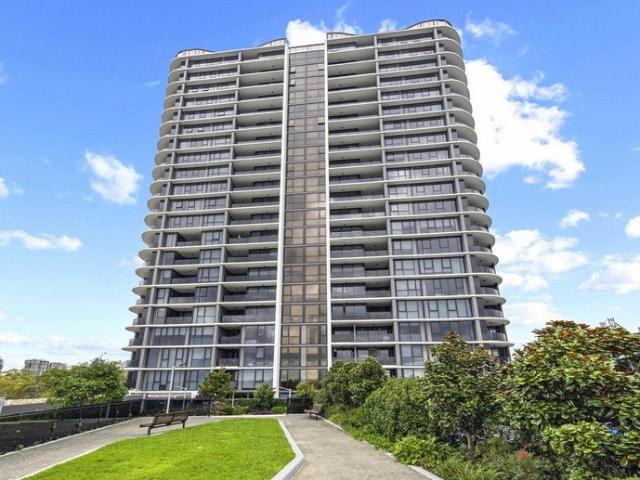 Sunlit Three Bedroom Apartment with National Park Views
