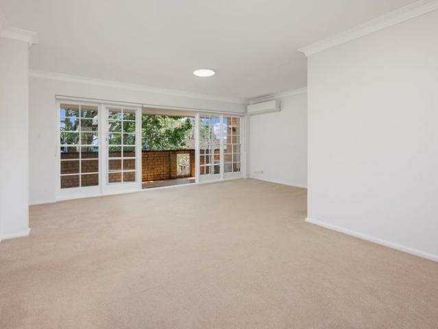 Sunlit tranquility: Top floor elegance with garden views