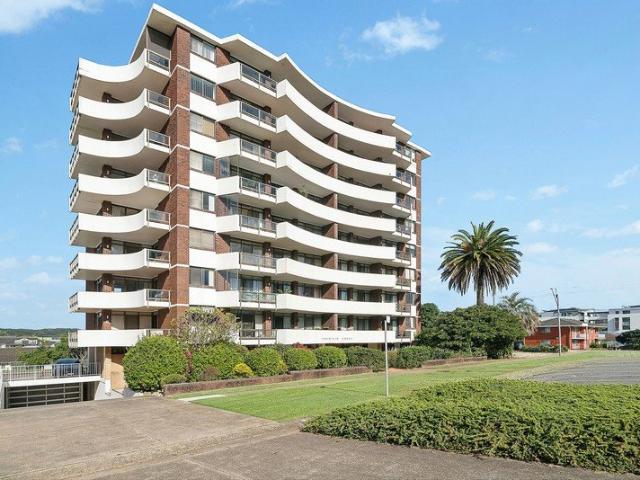 Sunlit two bedroom apartment  steps to Town Beach