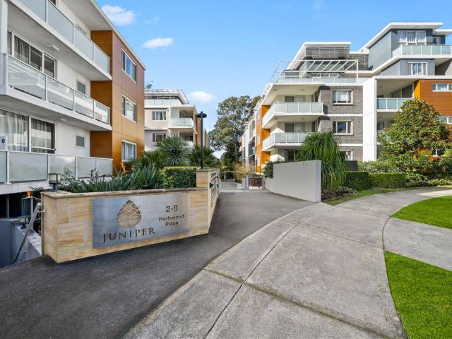Sunlit Two Storey Apartment with Panoramic Views in the Heart of Epping