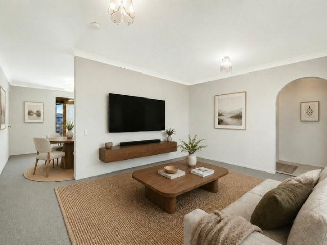 SUNLIT UPSTAIRS VILLA WITH ENDLESS POTENTIAL
