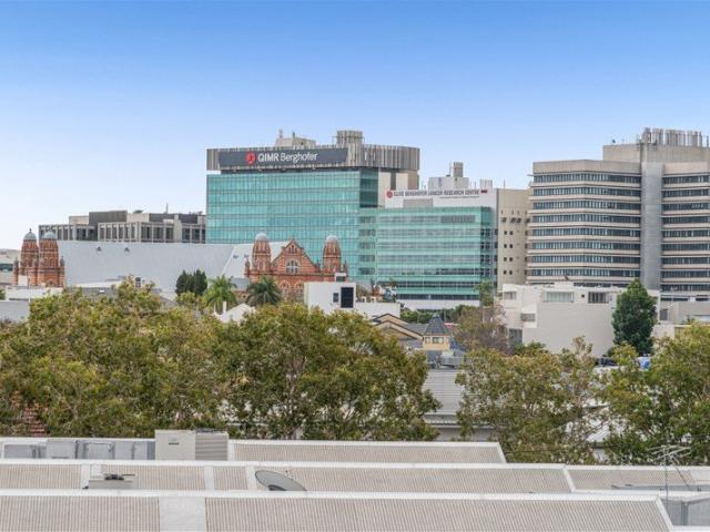Sunlit Urban Sanctuary: Elevated 2 Bed, 2 Car Living in Fortitude Valley