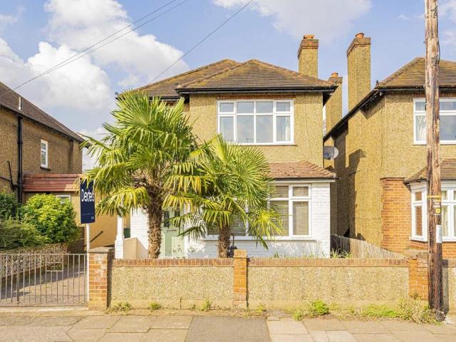 Sunmead Road, Sunbury On Thames TW16 3 bed detached house to rent £2,550 pcm £588 pw