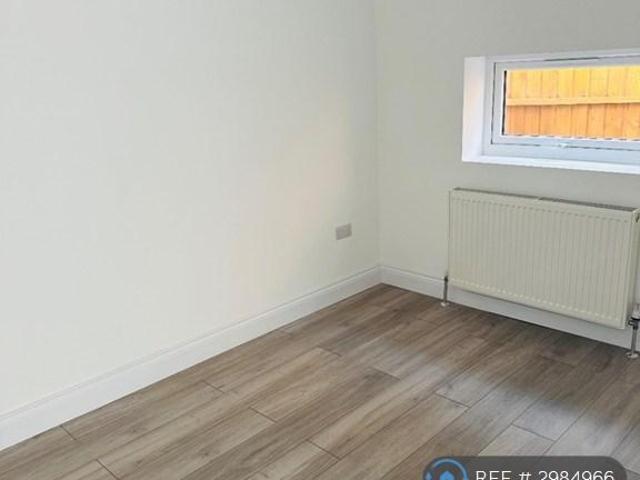 Sunningdale Avenue, Feltham, TW13 2 bed flat to rent £1,600 pcm £369 pw