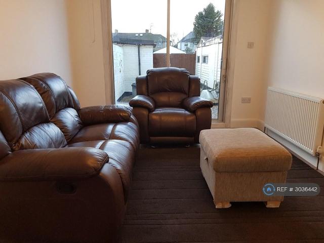 Sunningdale Avenue, Hanworth, TW13 4 bed end of terrace house to rent £2,500 pcm £577 pw