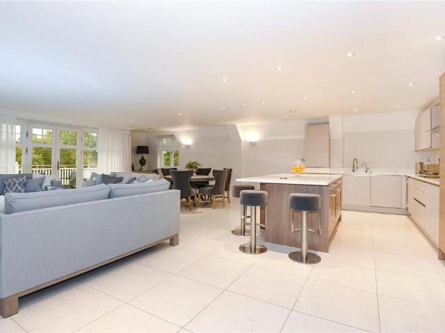 Sunningdale Heights, Sunningdale. 3 bed apartment to rent £5,750 pcm £1,327 pw