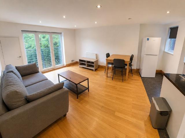 Sunningfields Road, London NW4, 2 bed flat to rent, £1,750 pcm | PrimeLocation