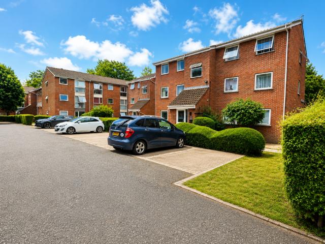 Sunninghill Court, Acton, W3 8BB 2 bed flat to rent £1,875 pcm £433 pw