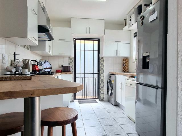 Sunninghill Gem: Stylish Townhouse For Rent – Your Modern Oasis Awaits!