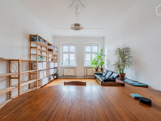 Sunny 4 room altbau apartment near Gesundbrunnen