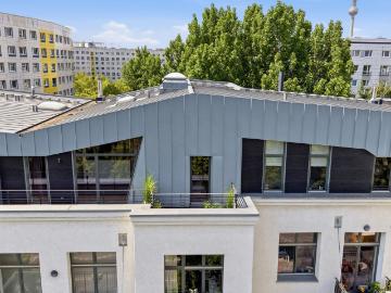 Sunny 110 sqm penthouse apartment with large terrace, sauna, fireplace, and parking space