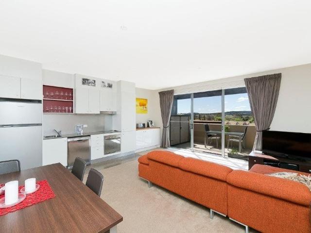 Sunny 1 bedroom apartment with views!