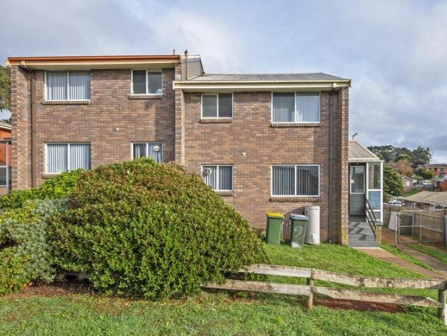 Sunny 2 Bedroom Split Level Townhouse