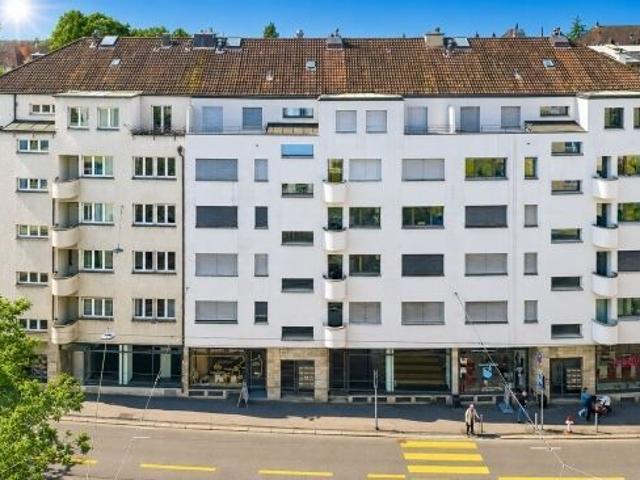 Sunny 2.5 room apartment in Seefeld modern, central & with balcony