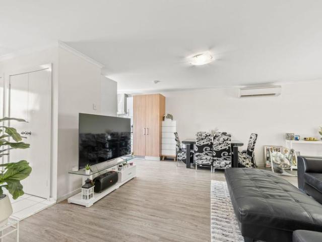Sunny, Tidy 2 Bedroom Unit