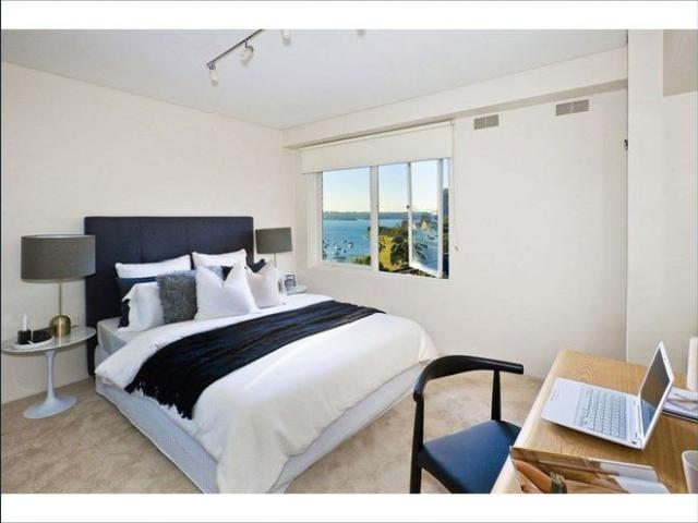SUNNY TOP FLOOR APARTMENT WITH STUNNING HARBOUR VIEWS