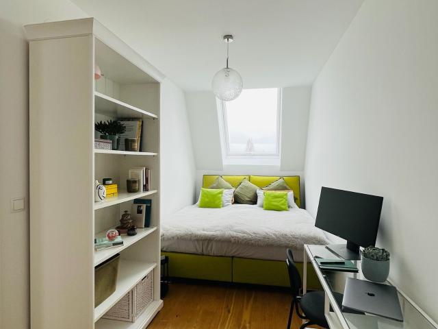 Sunny top floor flat with 2 bedrooms
