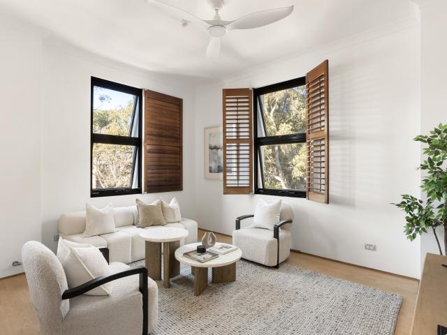 Sunny Top floor living in premium city fringe pocket