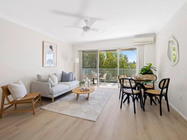 Sunny top floor with large balcony and district views