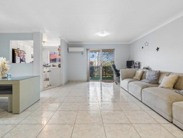 Sunny Top Floor Unit With Double Lock Up Garage