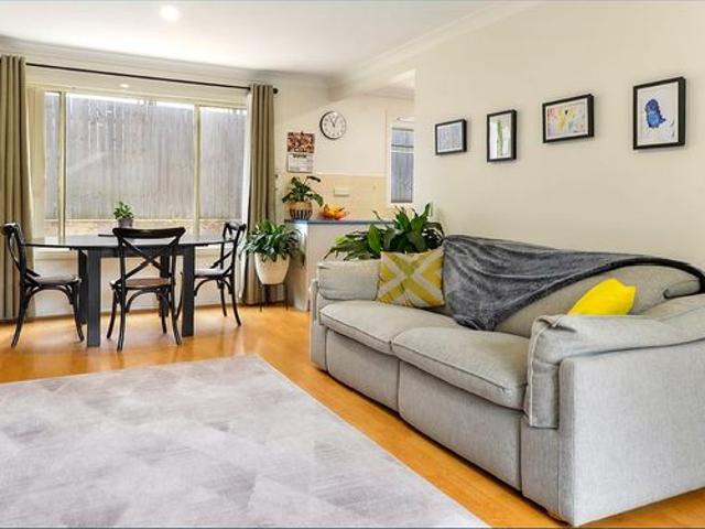 Sunny Townhouse in Convenient Location