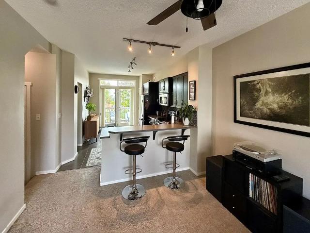 Sunny Townhouse steps away from transit, pathways, parks and groceries. — 2 Bedrooms+ Den Townhouse