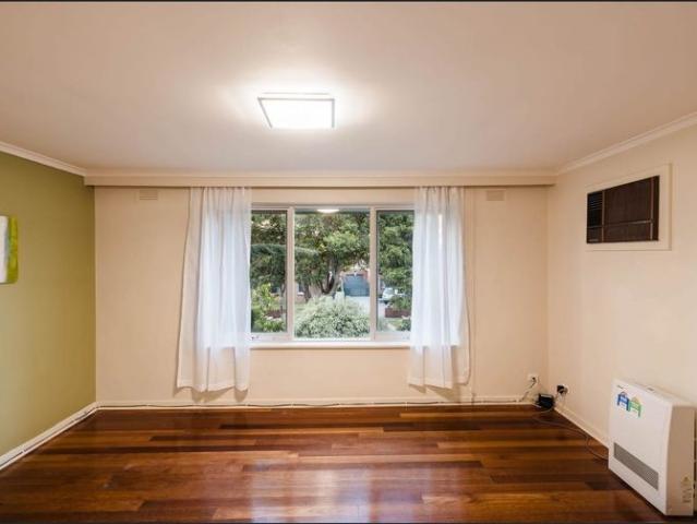 SUNNY TWO BED IN PRIME MURRUMBEENA LOCATION
