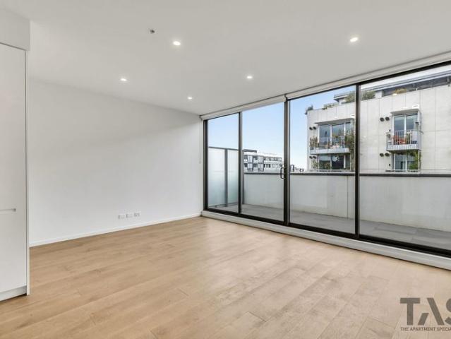 SUNNY TWO BEDROOM WITH SWEEPING CITY VIEWS IN BRUNSWICK !