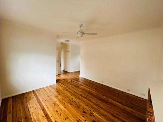 SUNNY TWO BEDROOM LOCATED IN BEACHSIDE SUBURB WITH HOLIDAY FEEL FERRY TO CITY