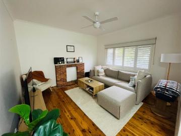 SUNNY TWO BEDROOM LOCATED IN BEACHSIDE SUBURB WITH HOLIDAY FEEL FERRY TO CITY