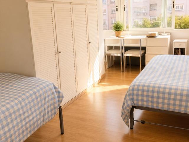 Sunny twin bedroom in a 4 bedroom apartment, in Esquerra de l'eixample