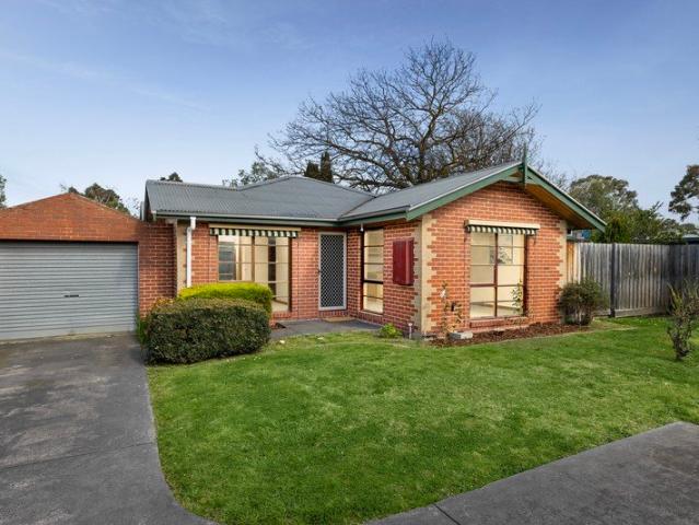 Sunny And Spacious, Just Moments From Town