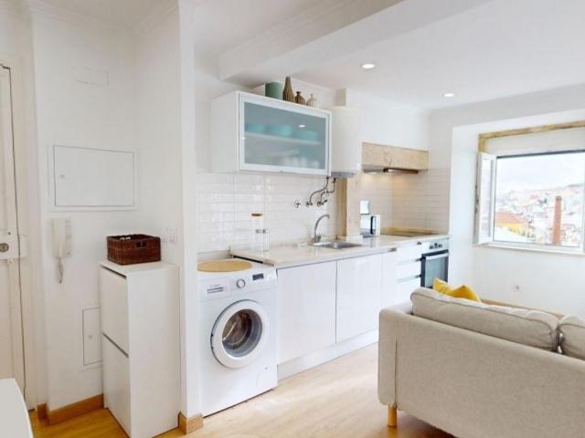 Sunny Apartment at Bica Adamastor