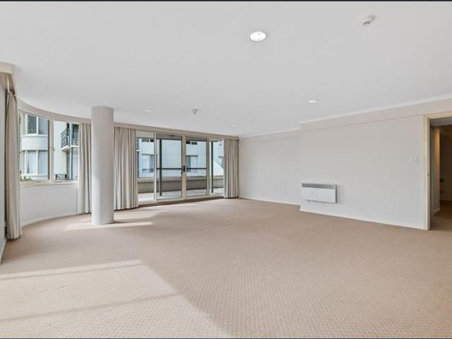 Sunny apartment in Battery Point