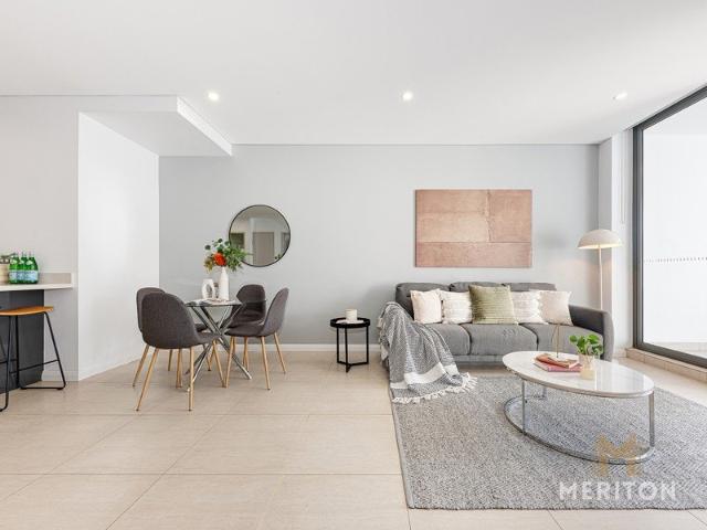 Sunny apartment in resort style locale