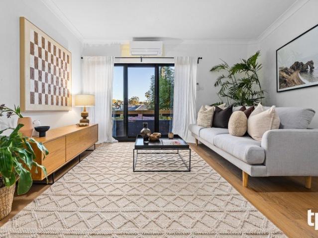 Sunny Apartment, Leafy Outlook and Adamstown at the Door