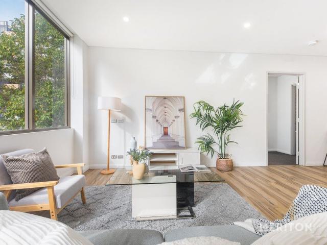 Sunny apartment with dual balconies close to the CBD