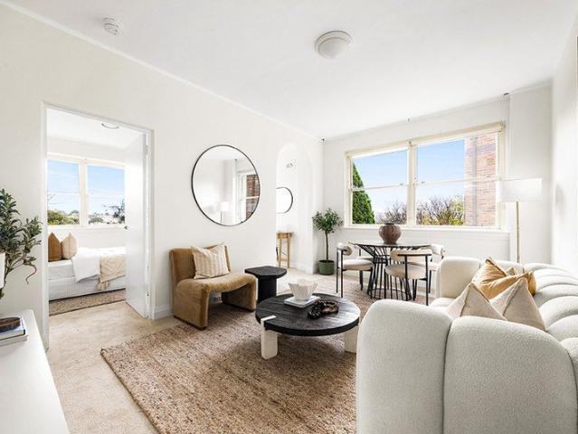 Sunny Boutique Apartment With An Oversized Layout, Parking and Palm Fringed Views