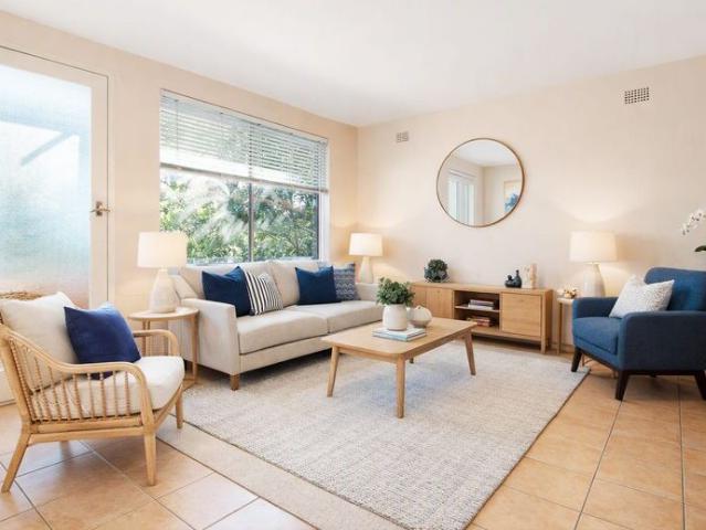 Sunny & bright 2 bedder in popular location!